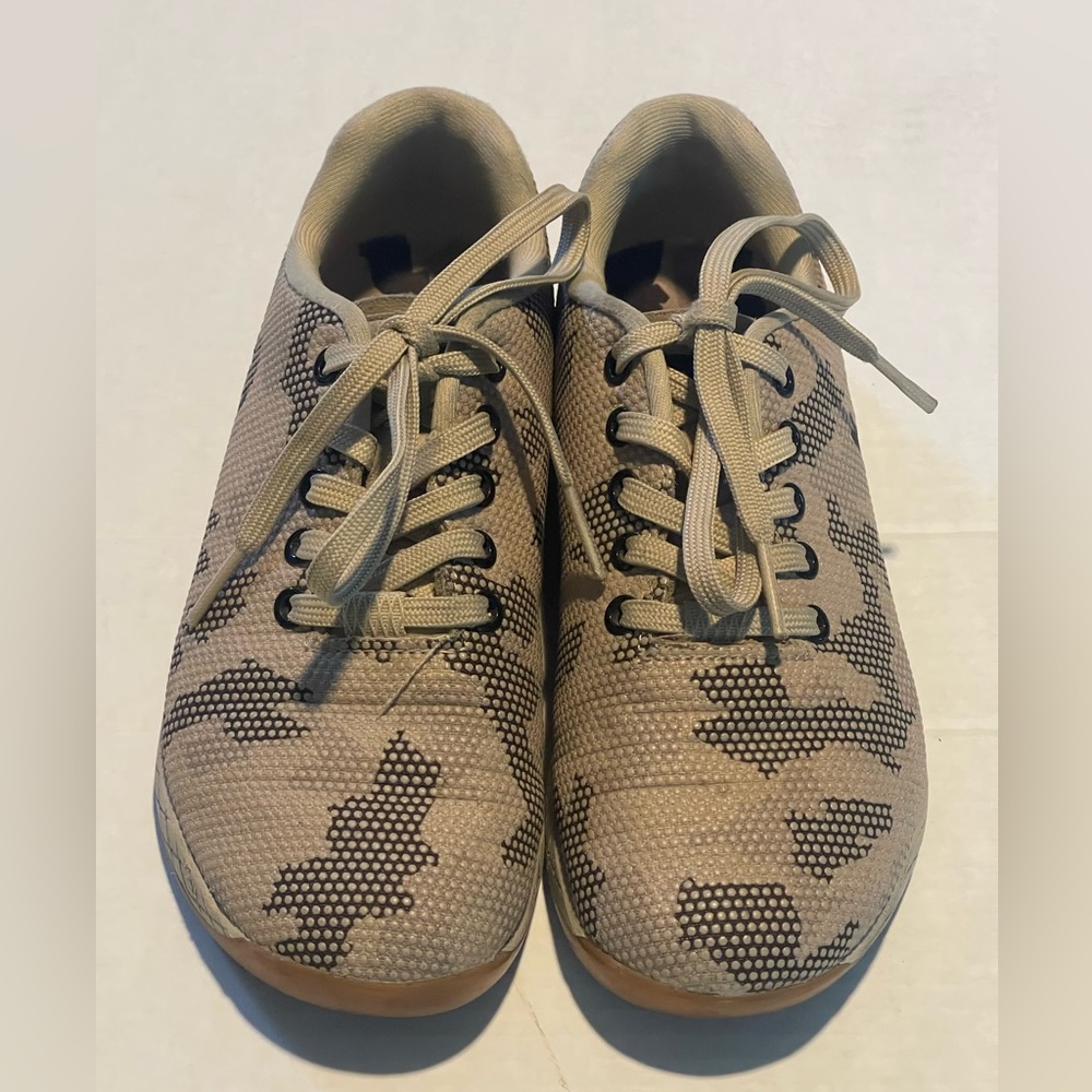 Nobull shoes women’s size 7.5 tan black pre-owned condition
